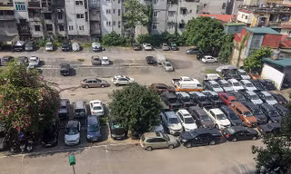 Hàng nghìn m2 đất 'vàng' giữa Thủ đô biến tướng thành bãi xe "khủng"