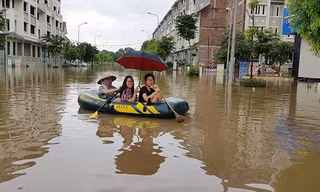 Đường ngập lụt, người dân chèo thuyền như 'sông nước miền Tây'