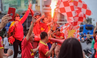 CĐV diễu hành, đốt pháo sáng trước trận Việt Nam - Malaysia