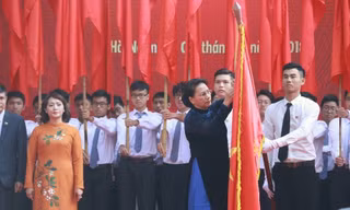 Chủ tịch Quốc hội trao Huân chương Độc lập hạng Ba cho trường 110 tuổi