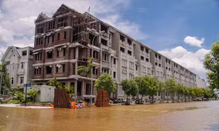 Khổ như sống ở 'làng' biệt thự triệu đô chìm trong biển nước