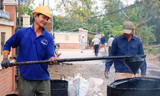 Trần Minh Trung đốt nhựa và vá đường