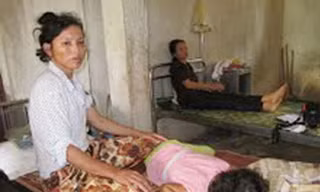 Mẹ con chị Tuyết tại bệnh viện
