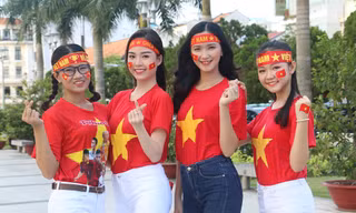 Dàn người mẫu Tây Đô xuống đường cổ vũ cho tuyển Việt Nam