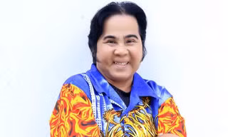 Bạch Long dẫn người yêu đi mua nhẫn rồi người yêu cưới luôn ông chủ tiệm vàng