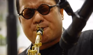 Nhạc sỹ Trần Tiến và nghệ sĩ saxophone Trần Mạnh Tuấn say mê trình diễn tại bệnh viện