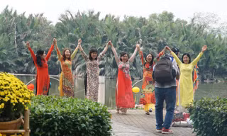 Đường hoa 'khu nhà giàu' ở TPHCM thu hút người dân đến 'check - in'