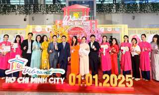 Nhiều món quà đặc biệt tặng những du khách 'xông đất' TPHCM ngày đầu năm
