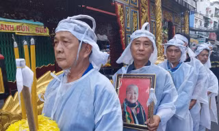 Giây phút tiễn đưa nghệ sĩ Thiên Kim về nơi an nghỉ cuối cùng