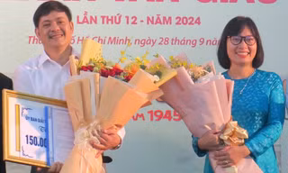 Ông Phan Văn Mãi trao giải thưởng Trần Văn Giàu 2024