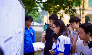 Thi vào 10 tại Hà Nội: Học sinh chống nạng đến trường làm thủ tục thi