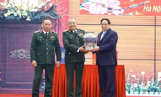 Thủ tướng Phạm Minh Chính chúc Tết Tổng cục 2-Bộ Quốc phòng. (Ảnh: Dương Giang/TTXVN)
