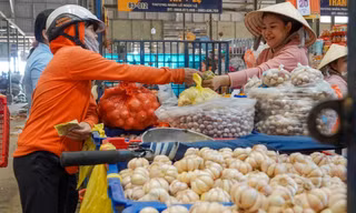 Tiểu thương chợ đầu mối lớn nhất TPHCM bán rẻ như cho vẫn… ế