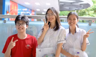 Thí sinh dự thi môn Ngữ văn sáng nay. Ảnh: Trọng Tài