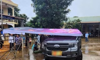 Xe bán tải cán chết học sinh trong sân trường; Cơm giáo viên chỉ có 2 miếng chả