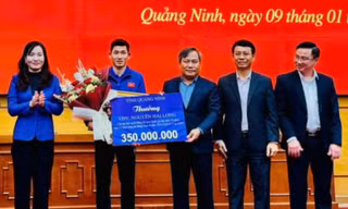 Hai Long nhận bằng khen, trao thưởng của UBND tỉnh và CLB bóng đá Quảng Ninh.