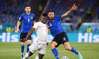 Italia-Xứ Wales: Cú bắt tay lịch sử