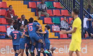 SEA Games 32: U22 Thái Lan sánh vai cùng U22 Việt Nam sau thắng lợi 2-0 trước U22 Malaysia