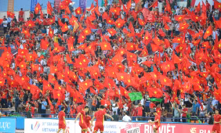 CĐV nhuộm đỏ sân Việt Trì tiếp sức U23 Việt Nam đấu Myanmar