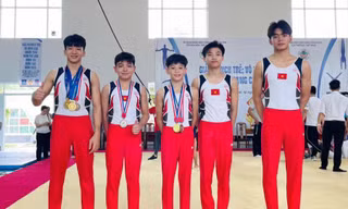 VĐV Nguyễn Minh Triết (phải) bị chấn thương nặng lúc tập luyện