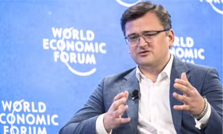 Ngoại trưởng Ukraine Dmytro Kuleba phát biểu tại WEF. (ảnh: Guardian)