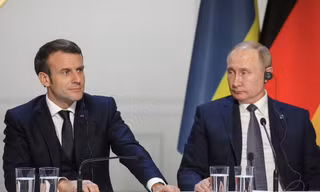 Tổng thống Pháp Emmanuel Macron và Tổng thống Nga Vladimir Putin trong một cuộc họp báo chung năm 2019. (Ảnh: Reuters)