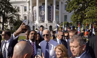 Tỷ lệ ủng hộ Tổng thống Mỹ Joe Biden cải thiện đáng kể khi chỉ còn 2 tháng nữa sẽ đến bầu cử giữa kỳ. (Ảnh: AP)