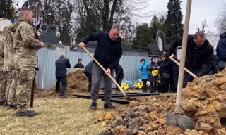 Chôn cất những người thiệt mạng vì xung đột ở Ukraine. (Ảnh: CNN)