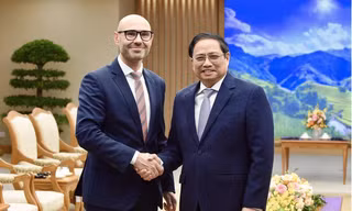 Thủ tướng Phạm Minh Chính tiếp Tổng thư ký Toà trọng tài thường trực Marcin Czepelak. (Ảnh: VNA)