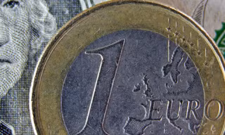 Đồng euro mất giá nghiêm trọng vì xung đột ở Ukraine. (Ảnh: CNN)