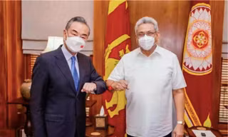 Tổng thống Sri Lanka Gotabaya Rajapaksa trong cuộc gặp Ngoại trưởng Trung Quốc Vương Nghị ngày 9/1. (Ảnh: Xinhua)