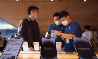 Các phiên bản iPhone 14 được trưng bày trong một cửa hàng ở Bắc Kinh. (Ảnh: Reuters)
