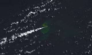 Hòn đảo mới nổi lên từ nơi một núi lửa dưới đáy biển phun trào. (Ảnh: NASA)