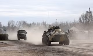 Các xe quân sự của Nga ở Crimea ngày 24/2. (Ảnh: Reuters)