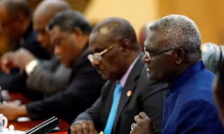 Thủ tướng Quần đảo Solomon Manasseh Sogavare trong một cuộc hội đàm với Thủ tướng Trung Quốc Lý Khắc Cường tại Bắc Kinh. (Ảnh: Reuters)