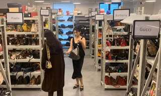 Một cửa hàng bán đồ hiệu đã qua sử dụng của ZZER ở Thượng Hải. (Ảnh: Reuters)