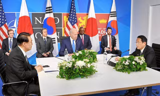 Tổng thống Mỹ Joe Biden, Thủ tướng Nhật Bản Fumio Kishida và Tổng thống Hàn Quốc Yoon Suk-yeol trong cuộc gặp ba bên tại Tây Ban Nha, nhân dịp diễn ra thượng đỉnh NATO. (Ảnh: Kyodo)