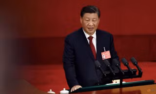 Ông Tập Cận Bình đọc báo cáo trong phiên khai mạc Đại hội Đảng XX. (Ảnh: Reuters)