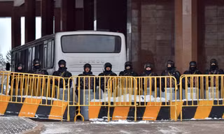Lực lượng an ninh Kazakhstan đứng chắn bên ngoài khu dinh thự tổng thống Akorda. (Ảnh: Reuters)