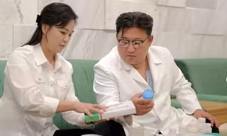 Ông Kim Jong Un kiểm tra hàng hoá y tế để hỗ trợ các gia đình trong đợt dịch tiêu hoá. (Ảnh: KCNA)