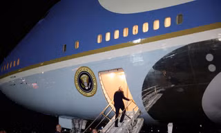Ông Biden lên máy bay thực hiện chuyến công du Israel và Ả-rập Xê-út. (Ảnh: Reuters)