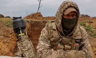 Một lính Ukraine đứng cạnh tên lửa chống tăng Javelin ở vùng Donbas ngày 18/4. (Ảnh: Reuters)