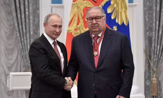 Tổng thống Nga Vladimir Putin bắt tay tỷ phú Alisher Usmanov trong một sự kiện tại điện Kremlin năm 2018. (Ảnh: Reuters)
