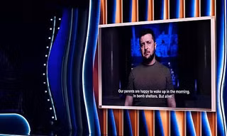 Tổng thống Ukraine Volodymyr Zelensky có bài phát biểu ghi hình trước tại lễ trao giải Grammys tối 3/4. (Ảnh: AP)