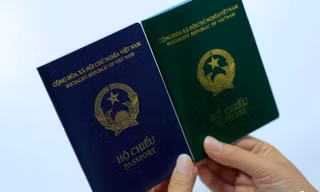 Hộ chiếu mẫu mới của Việt Nam có bìa màu xanh tím than, Trong khi mẫu cũ có bìa xanh lục
