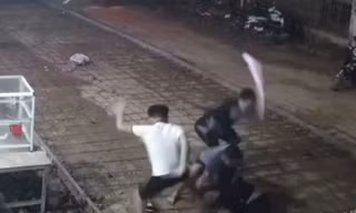 Hình ảnh các đối tượng tấn công nạn nhân được camera an ninh ghi lại. (Ảnh: Khmer Times)