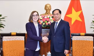Bộ trưởng Bùi Thanh Sơn tiếp Thống đốc Oregon Katherine Brown. (Ảnh: Mofa)
