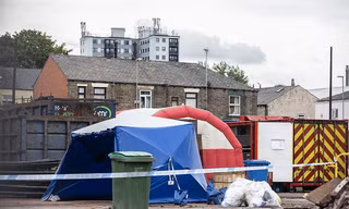 Khu nhà kho bị cháy ở Manchester là nơi đã tìm thấy 3 thi thể được cho là liên quan đến 4 người Việt đang mất tích. (Ảnh: Daily Mail)