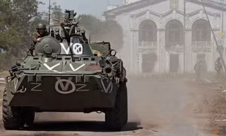Một xe bọc thép của lực lượng thân Nga ở Lugansk ngày 2/6. (Ảnh: Reuters)