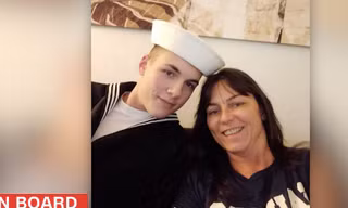 Thuỷ thủ Xavier Hunter Mitchell Sandor trong bức ảnh chụp cùng mẹ. (Ảnh: CNN)